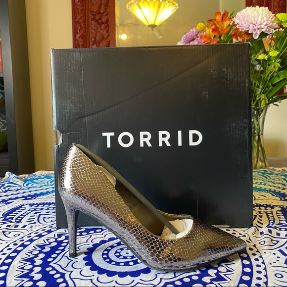 NWT TORRID WIDE WIDTH Pewter Snake Print Pumps - Picture 5 of 12